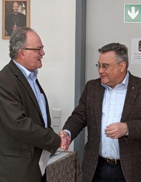 Dekan Joachim Fey verabschiedet Pastoralreferenten Norbert Jansen in den Ruhestand.