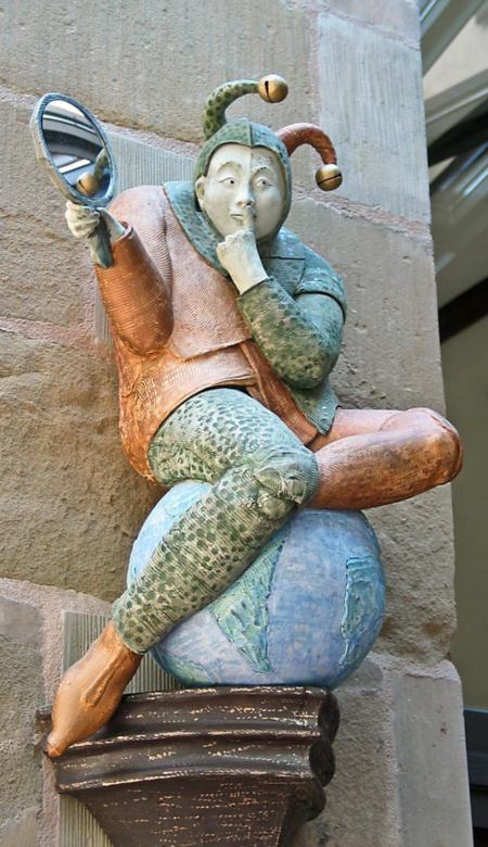 Narr auf der Weltkugel