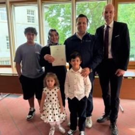 Landrat Volker Boch mit Familie Kizilok (c) Rhein-Hunsrück-Kreis Landrat Volker Boch mit Familie Kizilok