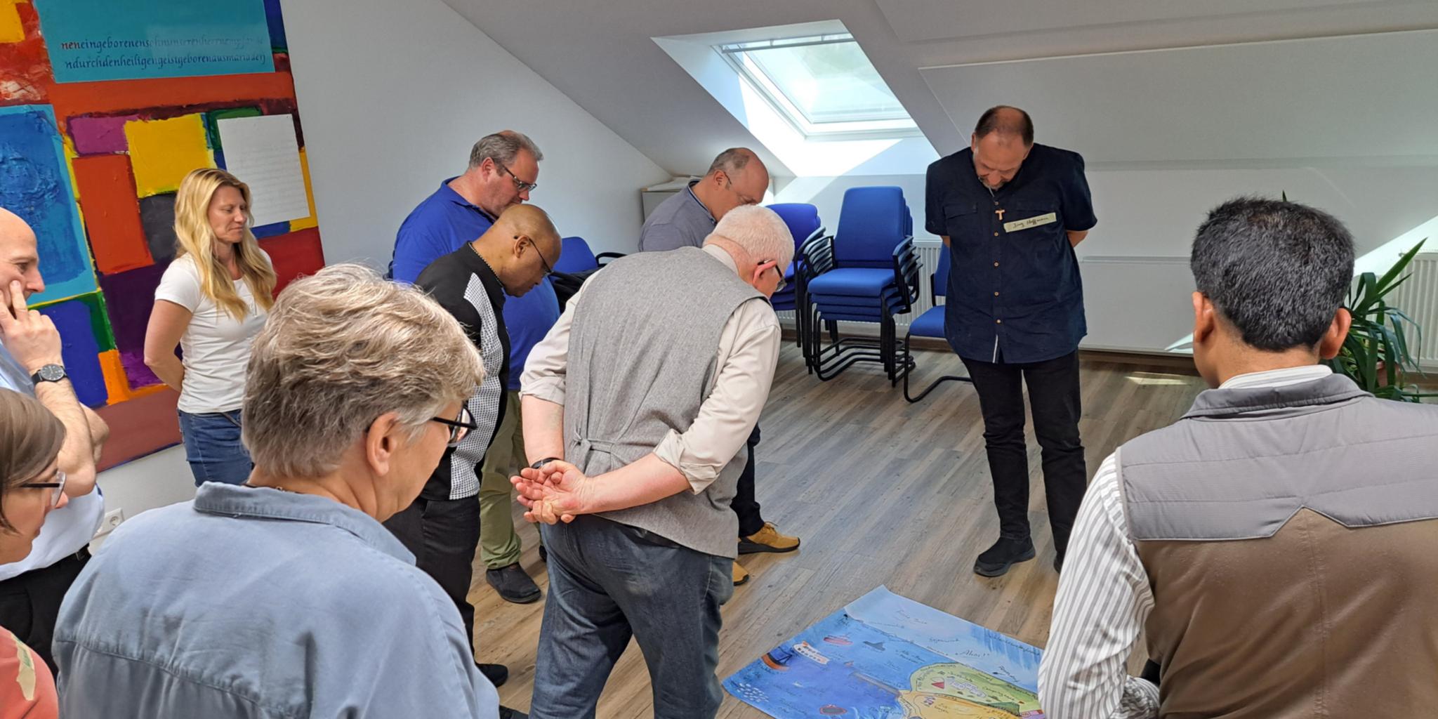 Die pastoralen Mitarbeitenden besprechen die örtliche Implementation von Prävention, Intervention und Aufarbeitung im Pastoralen Raum. (c) Pastoraler Raum Sankt Goar Die pastoralen Mitarbeitenden besprechen die örtliche Implementation von Prävention, Intervention und Aufarbeitung im Pastoralen Raum.