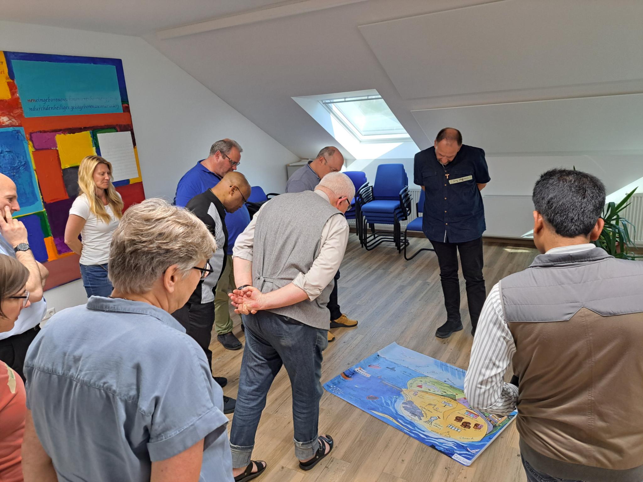 Die pastoralen Mitarbeitenden besprechen die örtliche Implementation von Prävention, Intervention und Aufarbeitung im Pastoralen Raum.