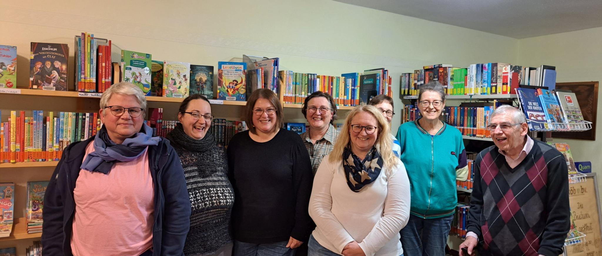 Treffen des Büchereirings am 11.11.2025 in der KÖB Niederburg. v.l.n.r.: Silke Haberkamp (KÖB Oberwesel), Alexandra Bock, Lucy Junglas, Sabine Wieprecht (alle KÖB Bad Salzig); Jasmin Oppenhäuser (KÖB Urbar), Maria Dittmayer (KÖB Oberwesel), Angelika Lansen (KÖB Niederburg), Franz Müller (KÖB Urbar). Es fehlen: Helga Becker (KÖB Bacharach), Christel Schaefer-Beitz (KÖB Perscheid), Gaby Rech (KÖB Halsenbach)