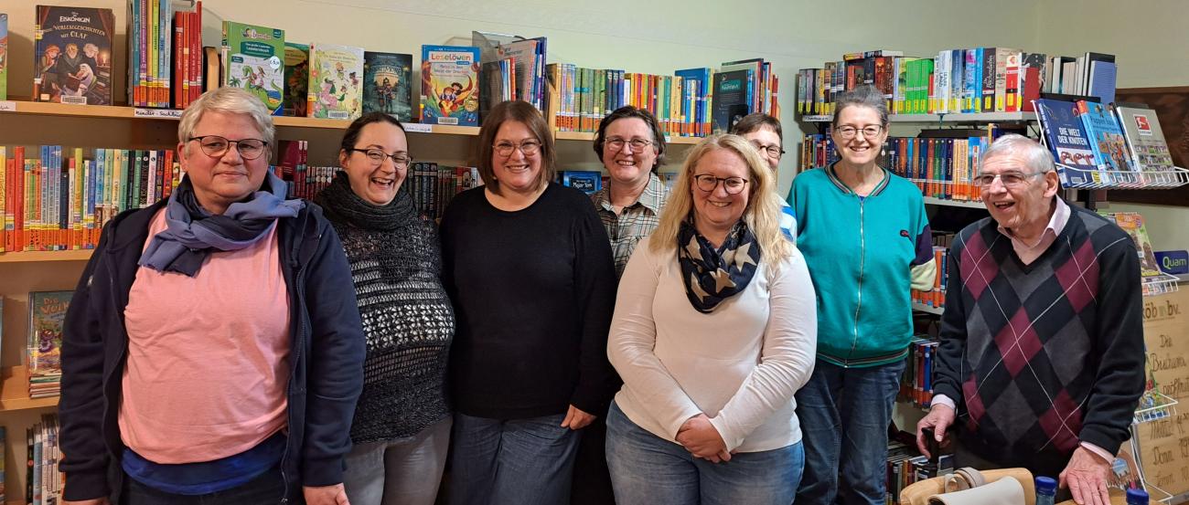 Treffen des Büchereirings im Pastoralen Raum Sankt Goar 2025 (c) Pastoraler Raum Sankt Goar | Tobias Petry Treffen des Büchereirings am 11.11.2025 in der KÖB Niederburg. v.l.n.r.: Silke Haberkamp (KÖB Oberwesel), Alexandra Bock, Lucy Junglas, Sabine Wieprecht (alle KÖB Bad Salzig); Jasmin Oppenhäuser (KÖB Urbar), Maria Dittmayer (KÖB Oberwesel), Angelika Lansen (KÖB Niederburg), Franz Müller (KÖB Urbar). Es fehlen: Helga Becker (KÖB Bacharach), Christel Schaefer-Beitz (KÖB Perscheid), Gaby Rech (KÖB Halsenbach)