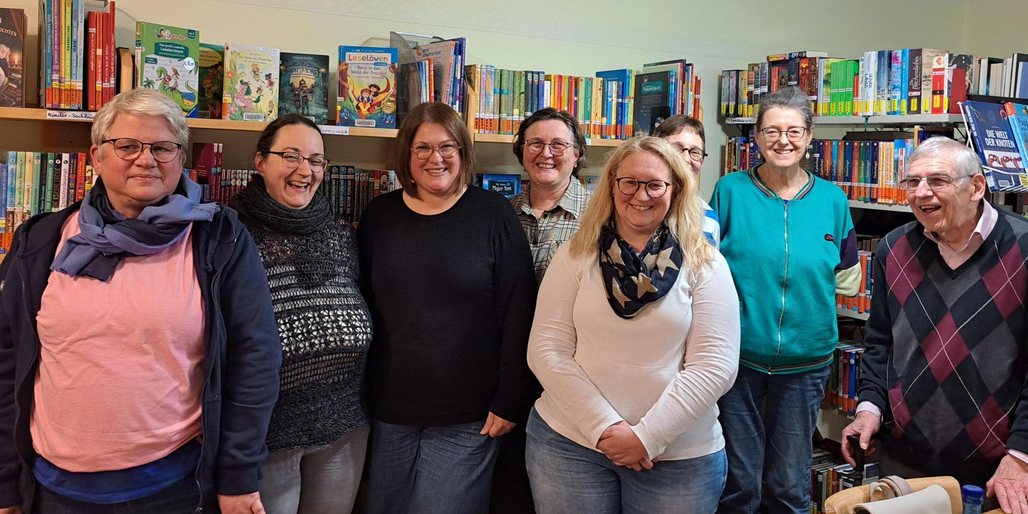 Treffen des Büchereirings am 11.11.2025 in der KÖB Niederburg. v.l.n.r.: Silke Haberkamp (KÖB Oberwesel), Alexandra Bock, Lucy Junglas, Sabine Wieprecht (alle KÖB Bad Salzig); Jasmin Oppenhäuser (KÖB Urbar), Maria Dittmayer (KÖB Oberwesel), Angelika Lansen (KÖB Niederburg), Franz Müller (KÖB Urbar). Es fehlen: Helga Becker (KÖB Bacharach), Christel Schaefer-Beitz (KÖB Perscheid), Gaby Rech (KÖB Halsenbach)