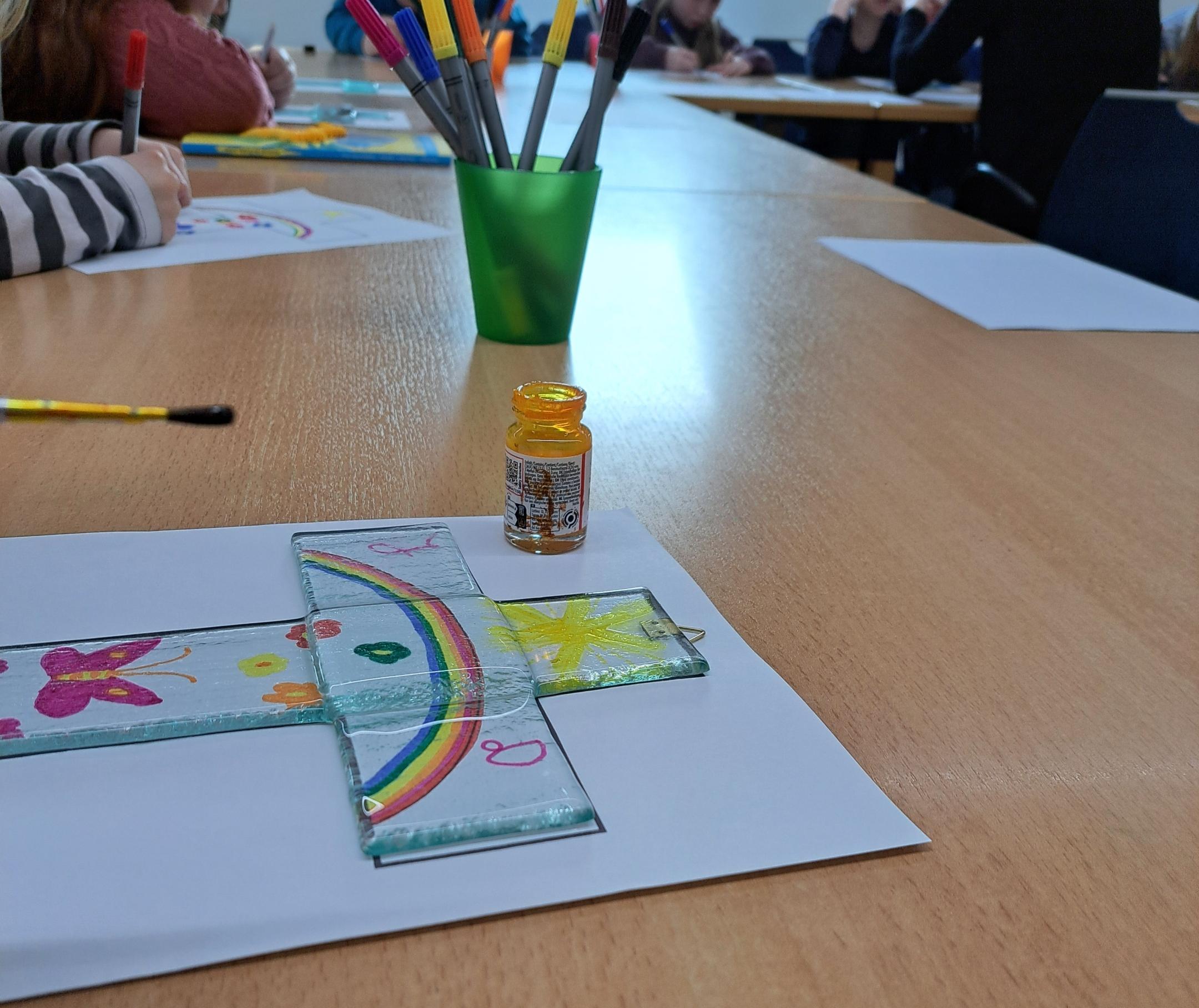 Im Glaskreuz-Workshop sind tolle Kunstwerke entstanden (c) Pastoraler Raum Sankt Goar Im Glaskreuz-Workshop sind tolle Kunstwerke entstanden