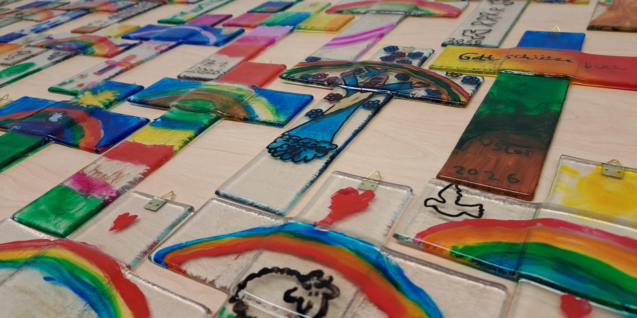 Glaskreuze, die im Werkkurs entstanden sind (c) Pastoraler Raum Sankt Goar Glaskreuze, die im Werkkurs entstanden sind