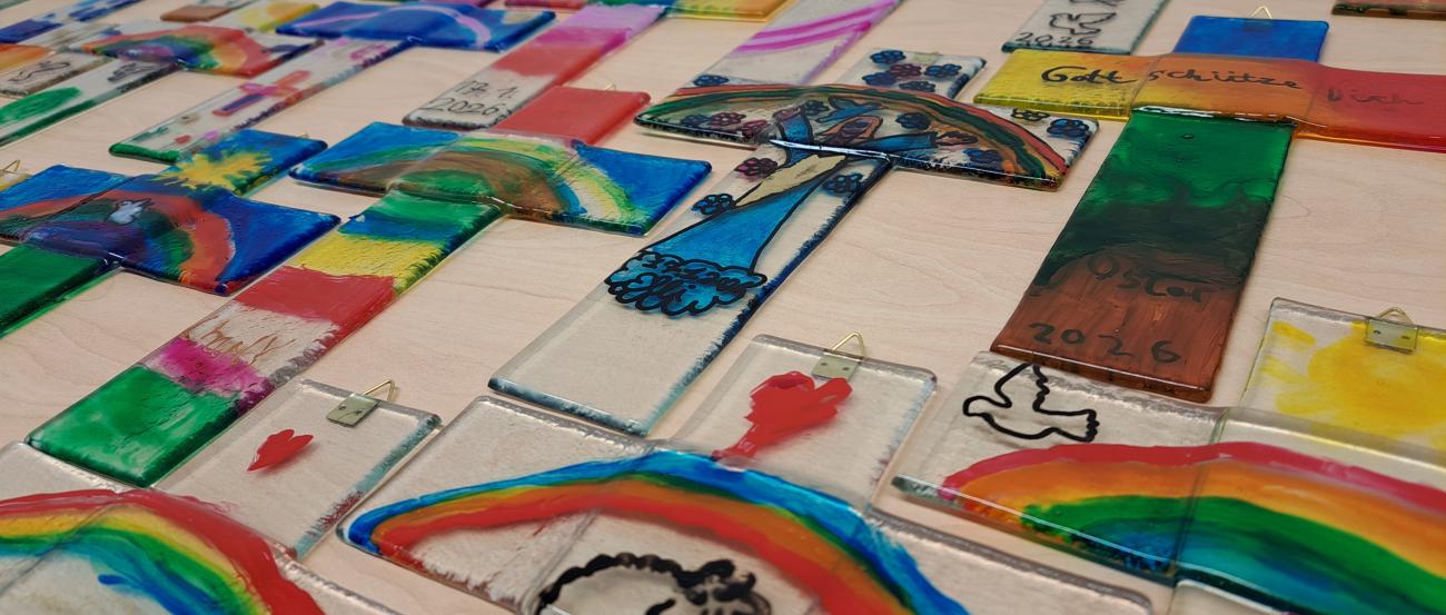 Glaskreuze, die im Werkkurs entstanden sind