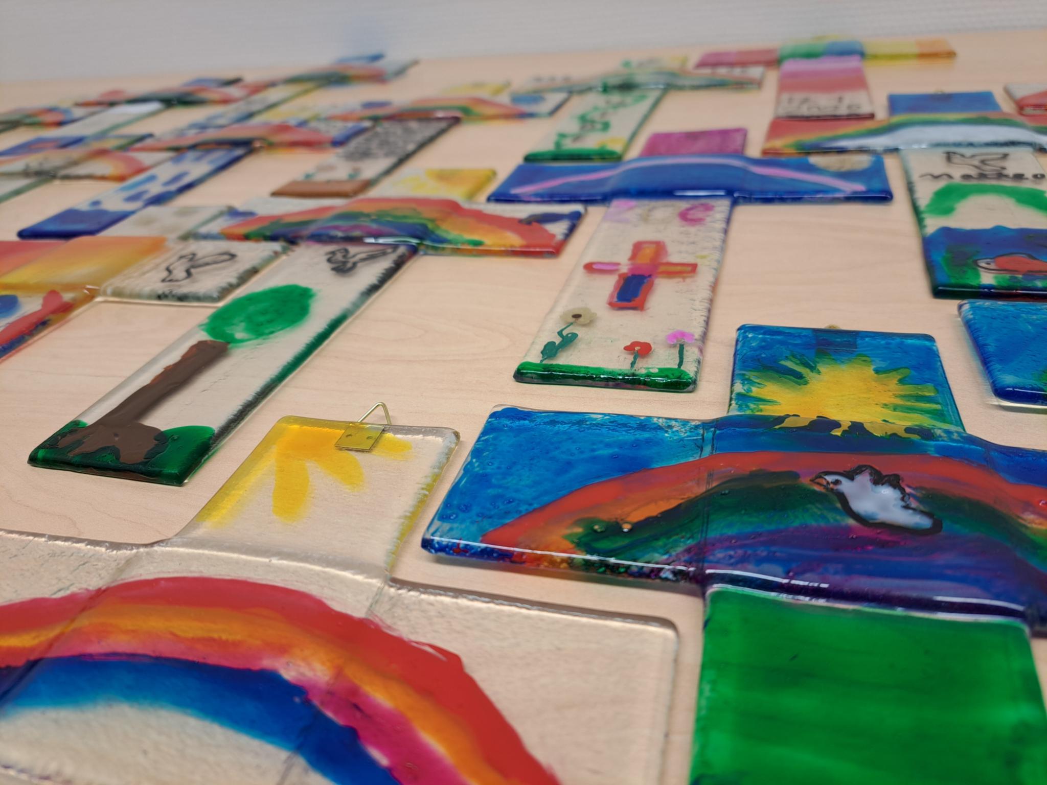 Glaskreuze, die im Werkkurs entstanden sind (c) Pastoraler Raum Sankt Goar Glaskreuze, die im Werkkurs entstanden sind