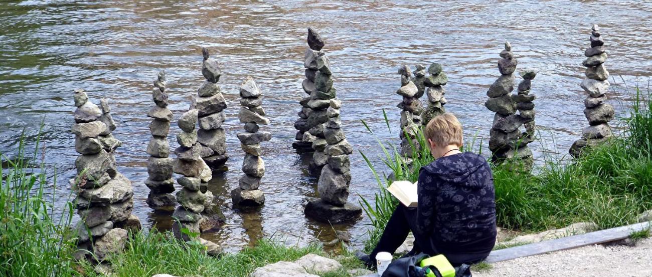 Leserin am Fluss
