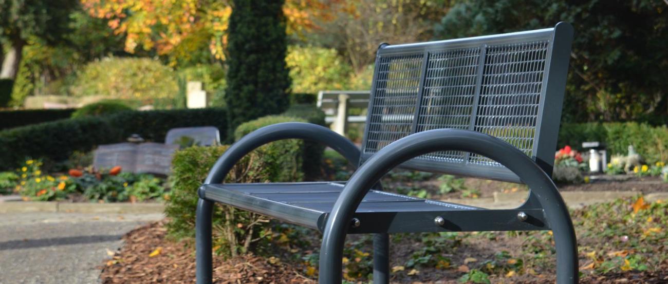 Da sein - auf dem Friedhof (c) Ute Quaing, in: Pfarrbriefservice.de Da sein - auf dem Friedhof