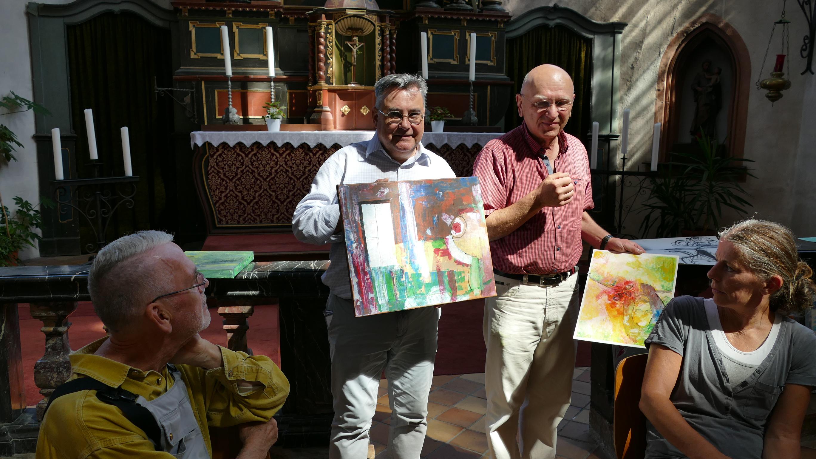 Zum Abschluss des Ateliers wurden bei einer Vernissage alle Arbeiten von Jörg Frank (Mitte rechts) und Joachim Fey gewürdigt.