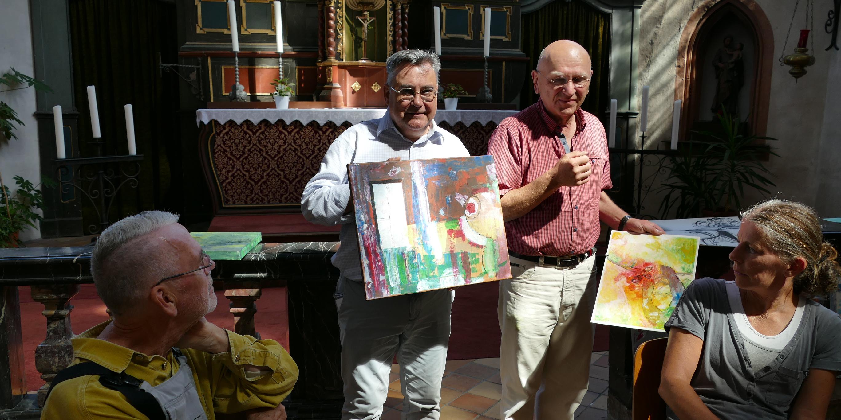 Zum Abschluss des Ateliers wurden bei einer Vernissage alle Arbeiten von Jörg Frank (Mitte rechts) und Joachim Fey gewürdigt. (c) Pastoraler Raum Sankt Goar, Joachim Fey Zum Abschluss des Ateliers wurden bei einer Vernissage alle Arbeiten von Jörg Frank (Mitte rechts) und Joachim Fey gewürdigt.
