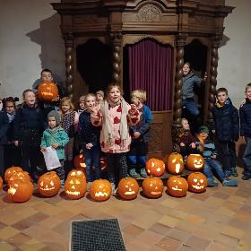 Die Kinder mit den geschnitzten Werken