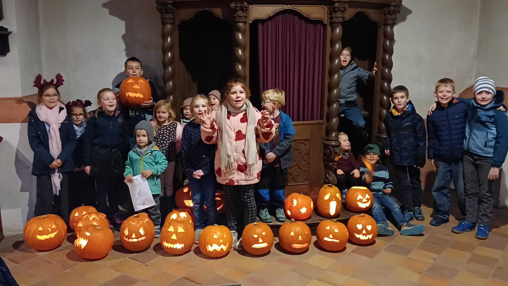 Die Kinder mit den geschnitzten Werken