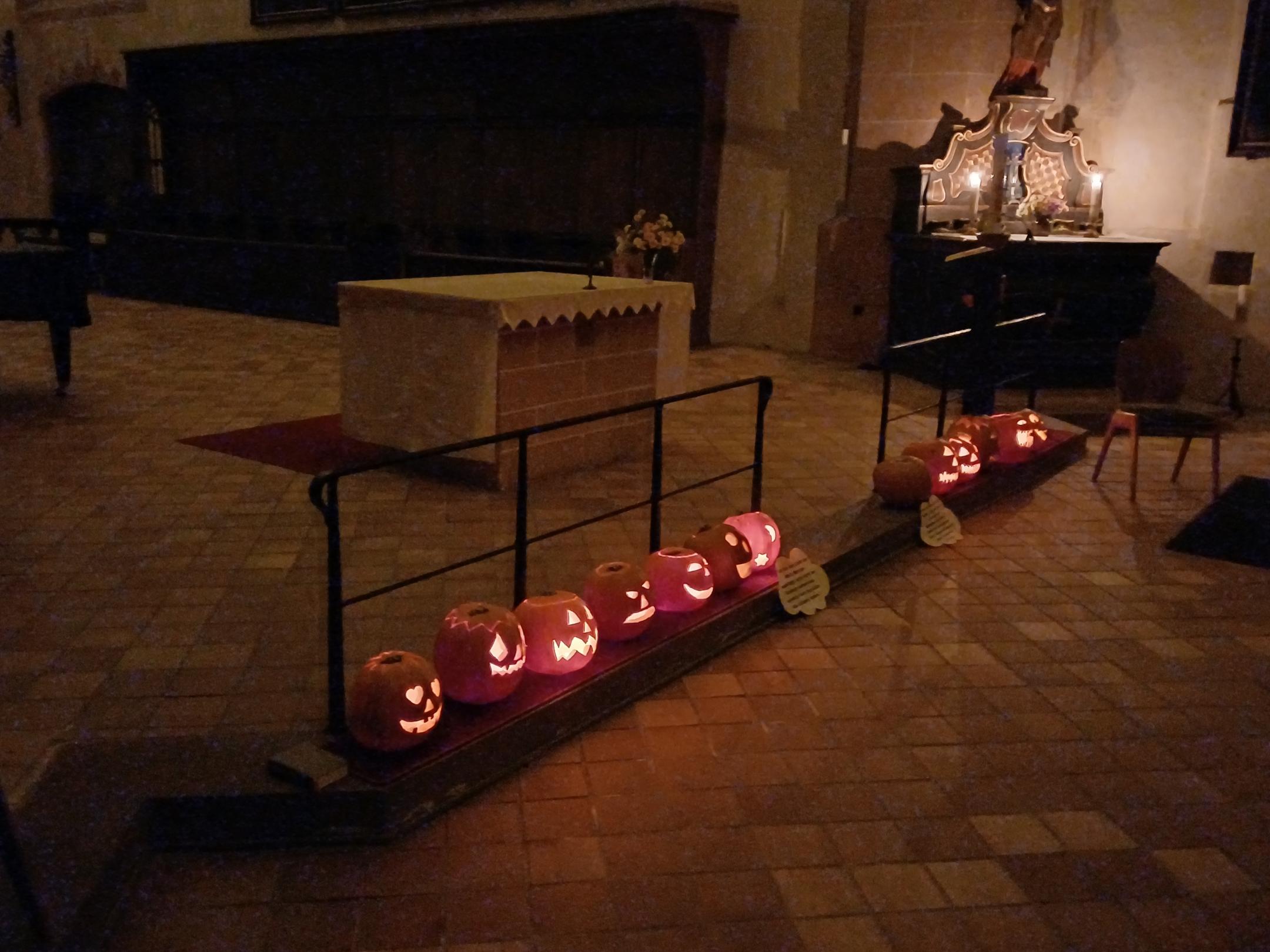 Kürbisse vor dem Altar