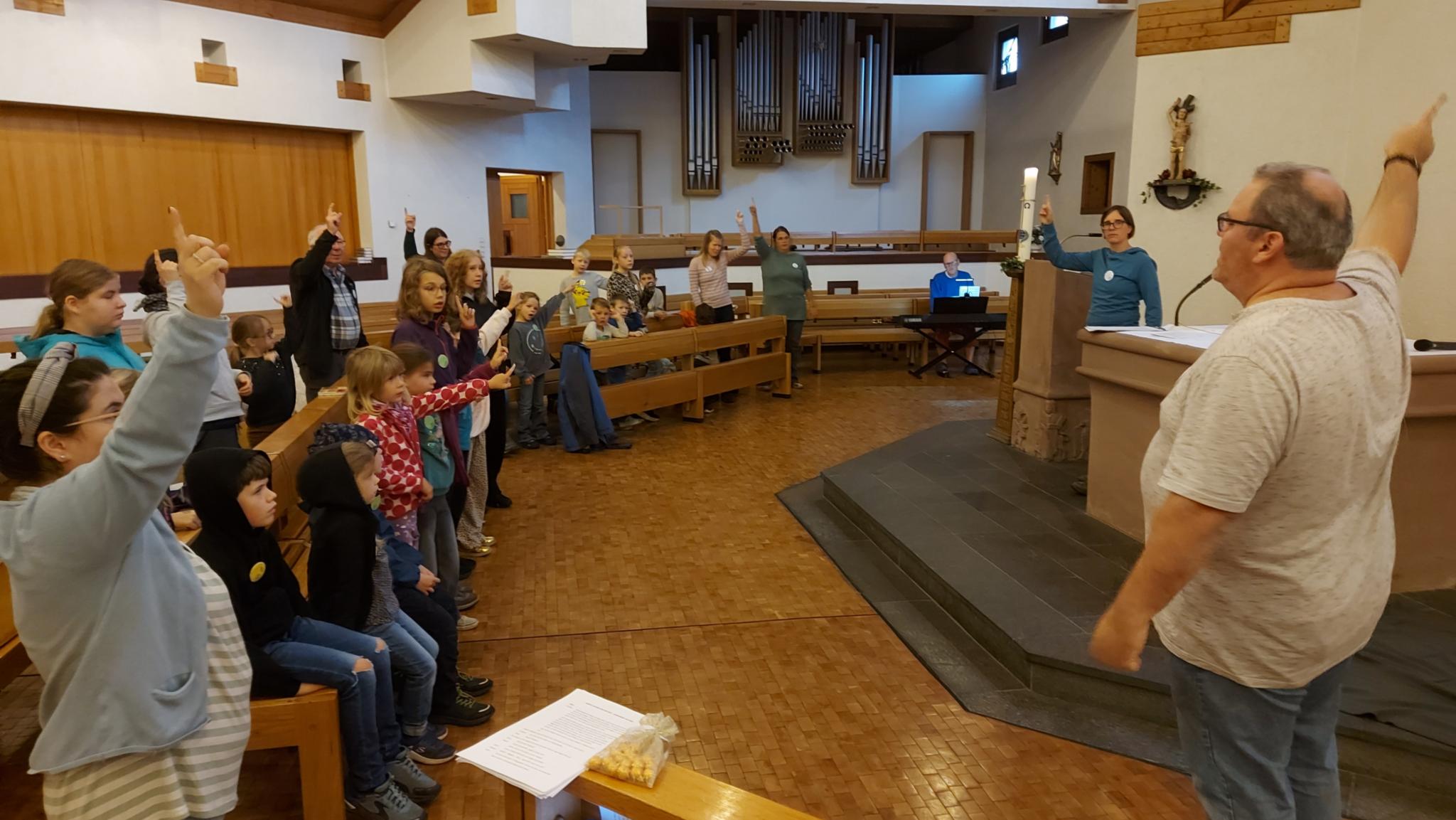Bild erster Abschnitt_Gemeinsames feiern und ankommen in der Kirche - Jonas Reinhardt (c) Pastoraler Raum Sankt Goar Bild erster Abschnitt_Gemeinsames feiern und ankommen in der Kirche - Jonas Reinhardt