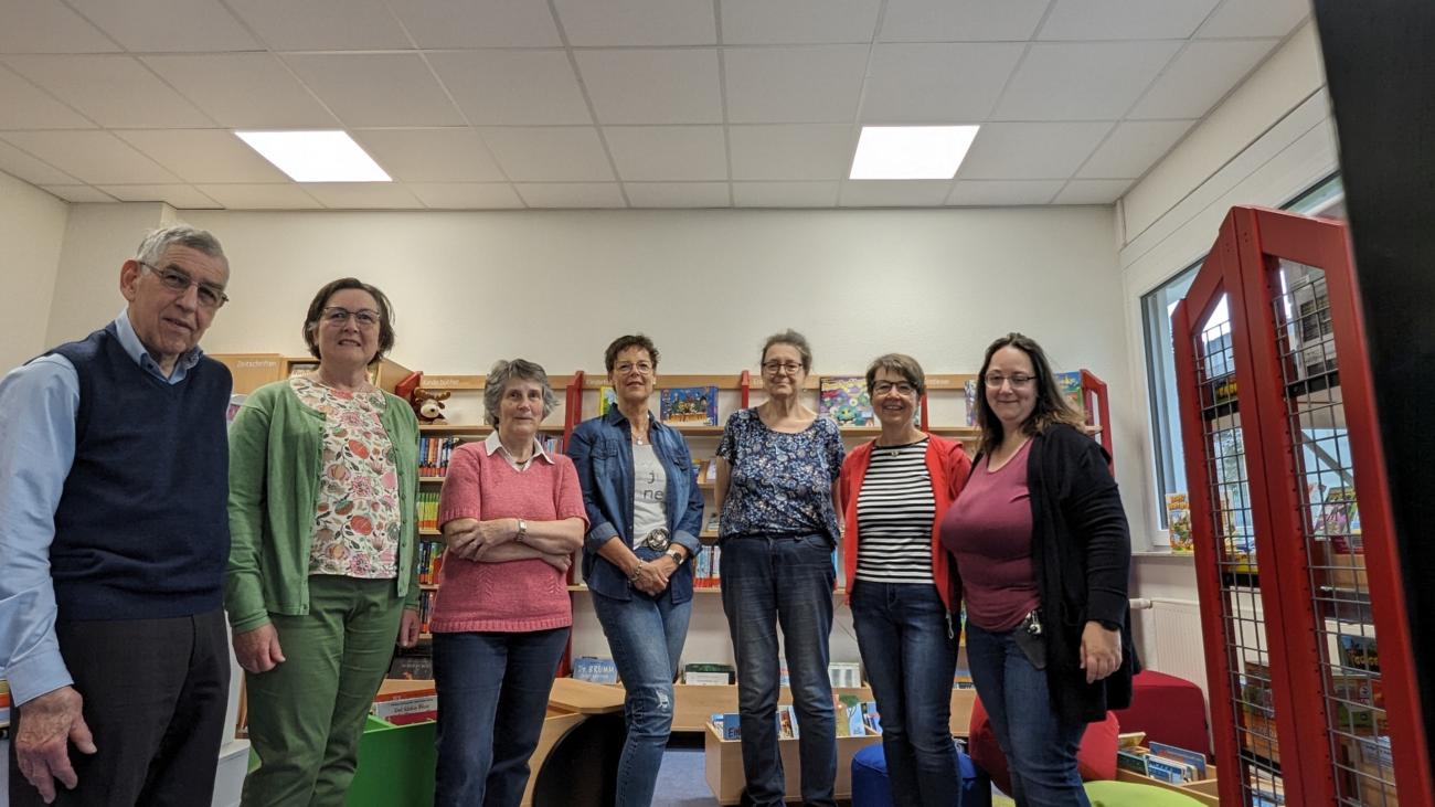 Teilnehmende des Treffens des Büchereirings in der KÖB Bad Salzig (v. l. n. r.): Franz Müller, Sabine Wieprecht, Helga Becker, Gaby Rech, Angelika Lansen, Elke Nick, Alexandra Bock.