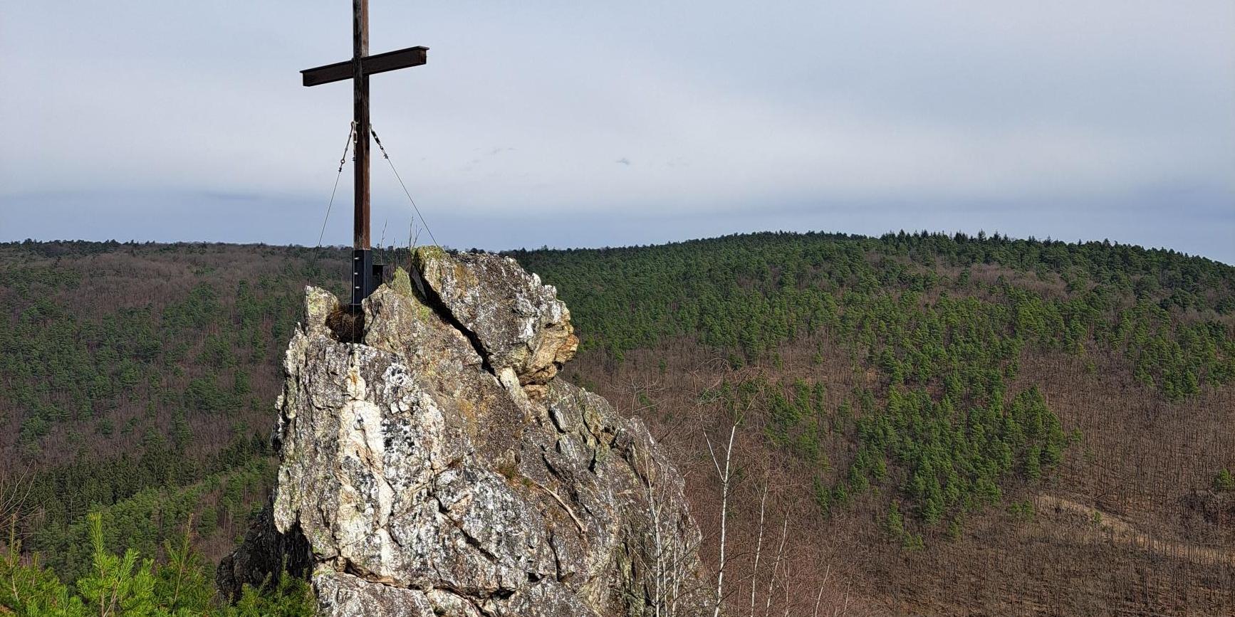 Wandern Plus März 2025 Gipfelkreuz (c) cl Wandern Plus März 2025 Gipfelkreuz
