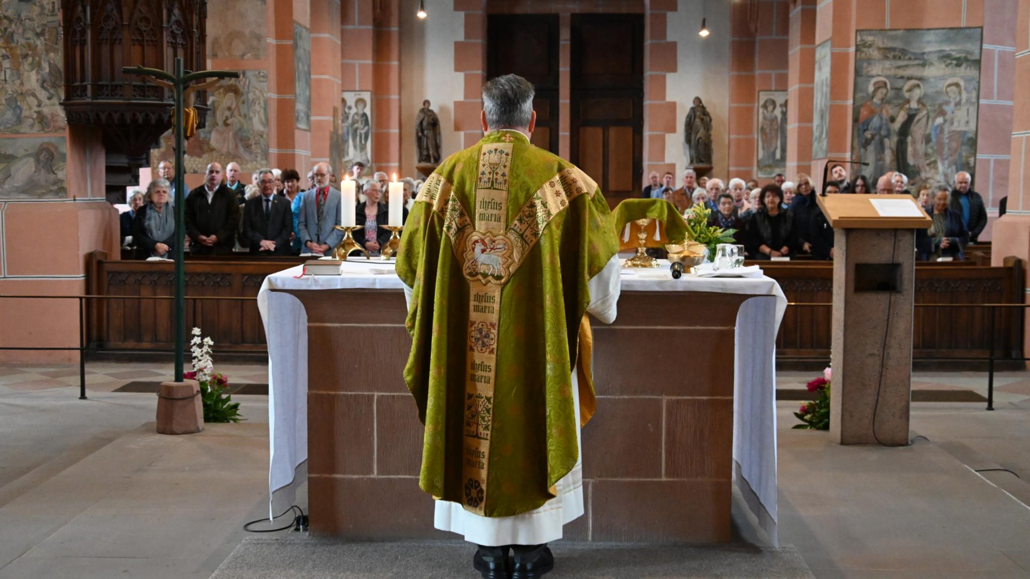 Dekan Joachim Fey eröffnet die Ausstellung in der Liebfrauenkirche im Anschluss an den Gemeindegottesdienst.