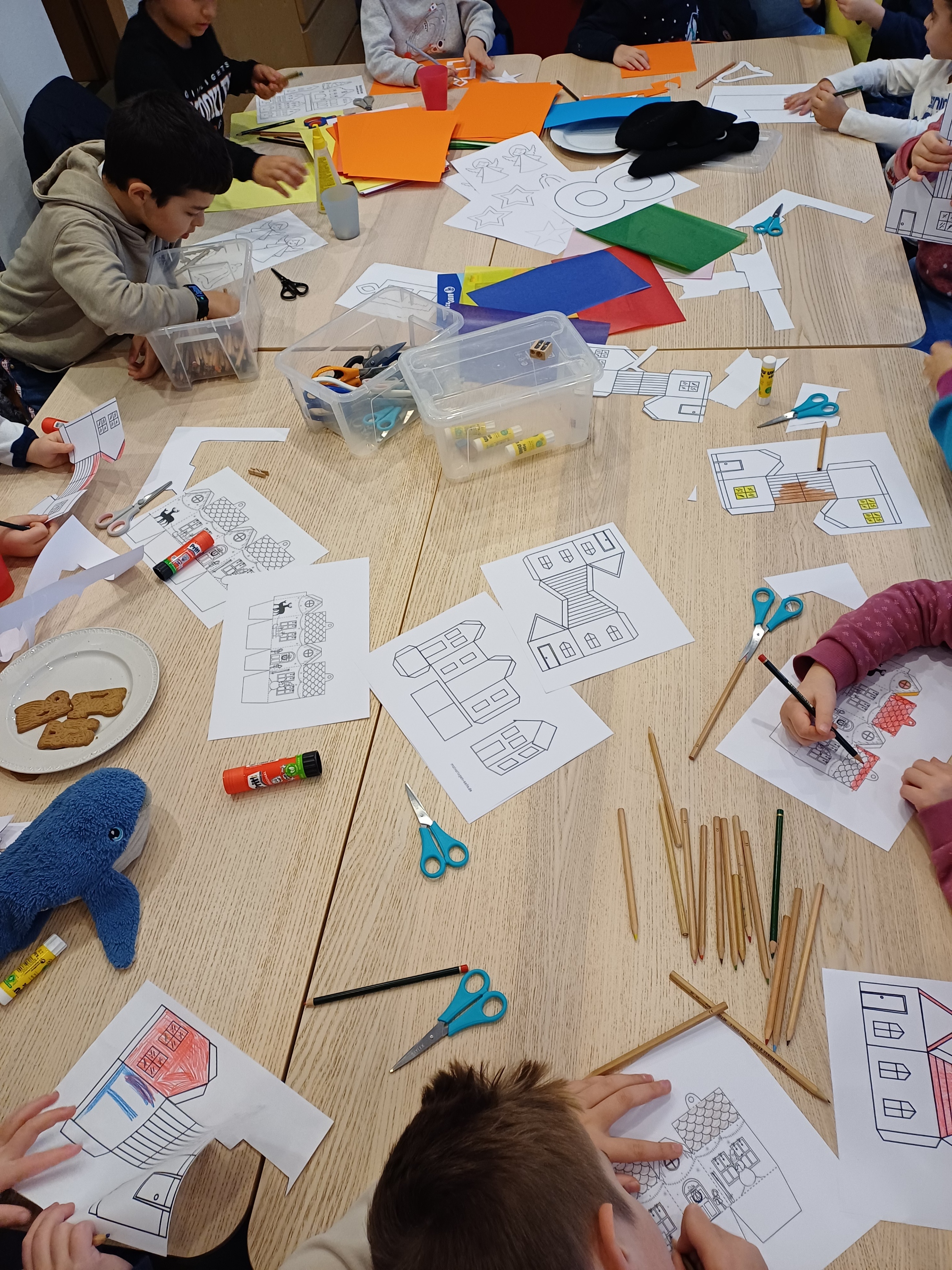 Die Kinder fleißig bei der Arbeit