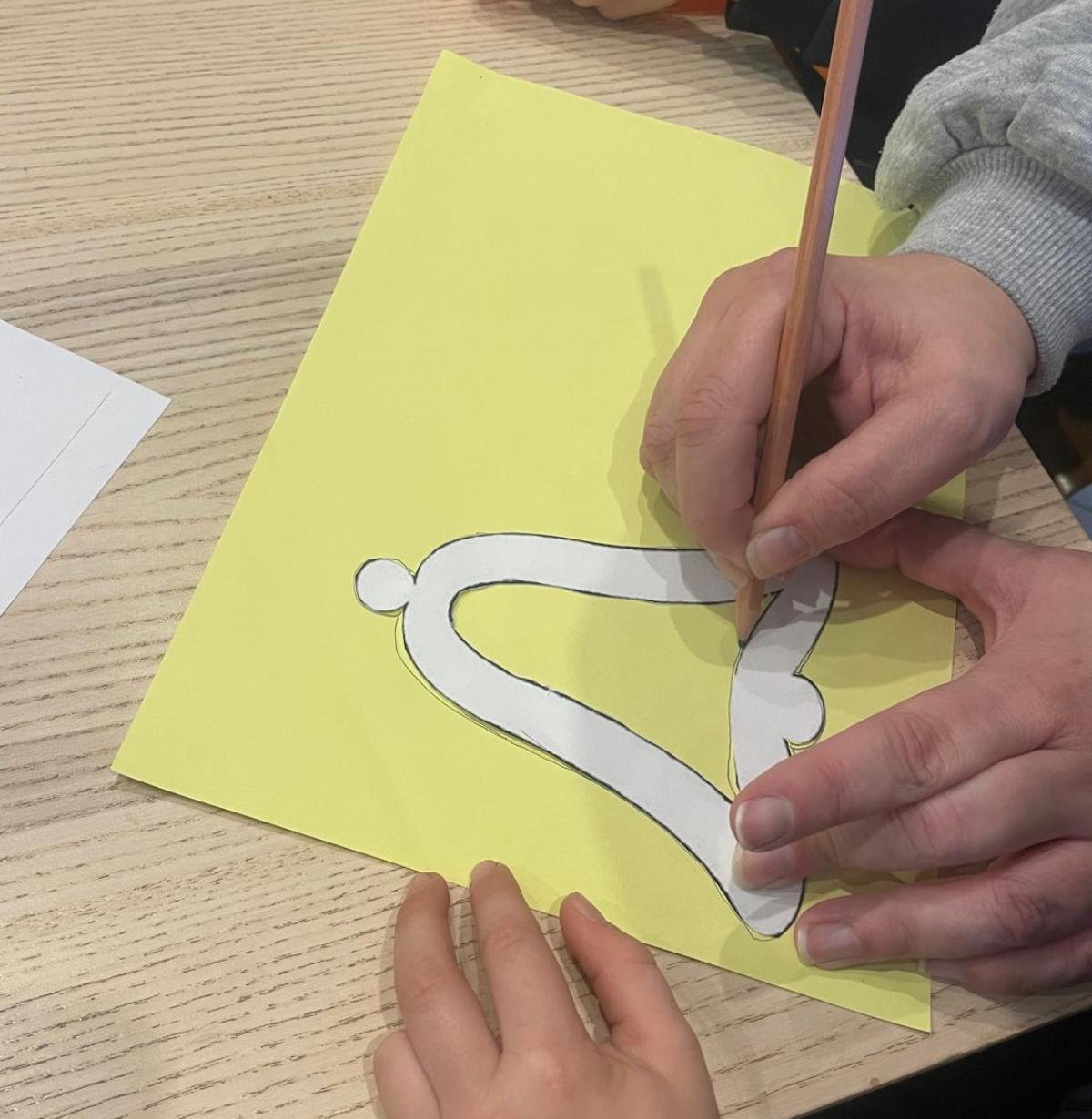 Gemeinsam wird gemalt und gebastelt