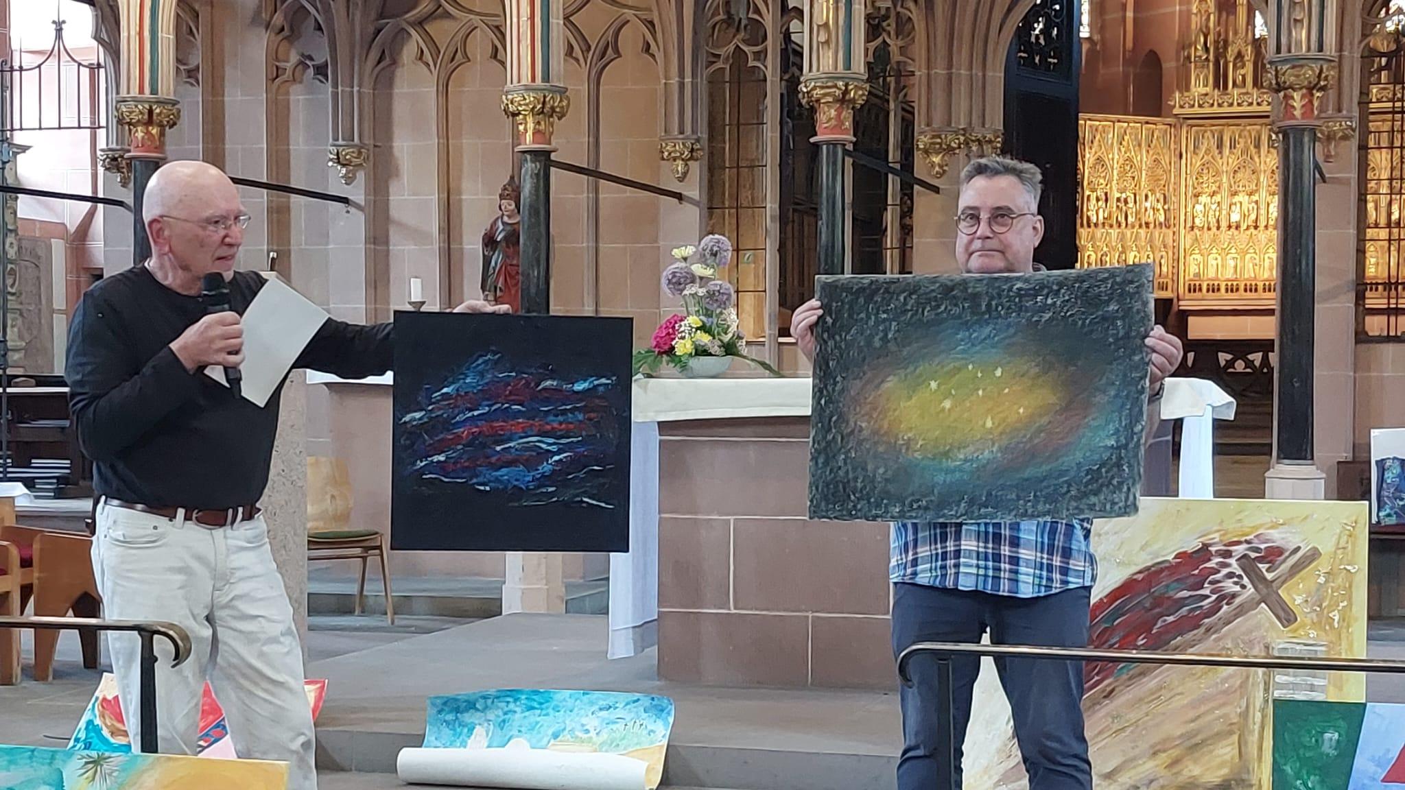 Der Künstler Jörg Frank und Dekan Joachim Fey leiten das Atelier in der Kirche.
