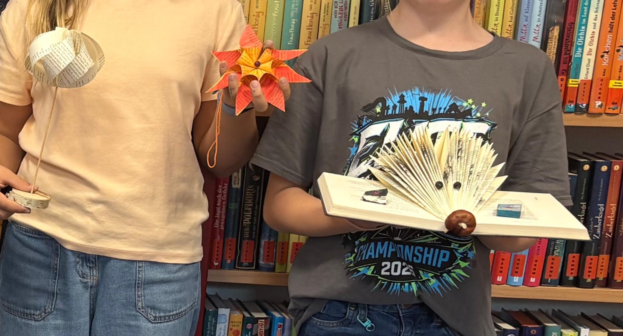 Alte Bücher werden zu Kunstwerken in der KÖB Bad Salzig