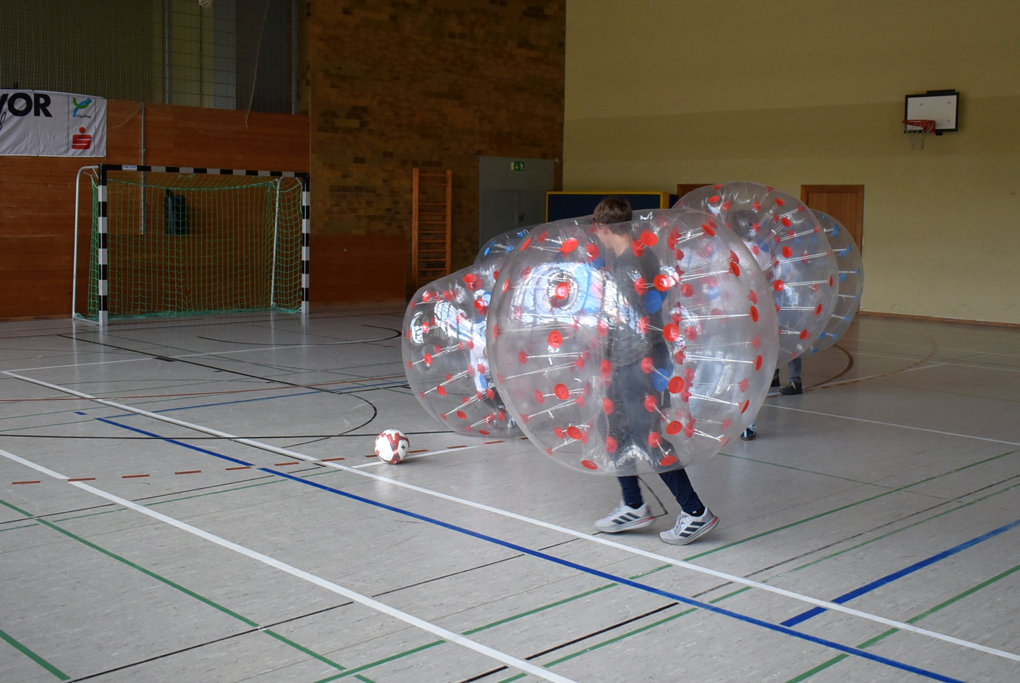 Jungentag bubble soccer (c) JugendBegegnungsStätte St. Michael Jungentag bubble soccer