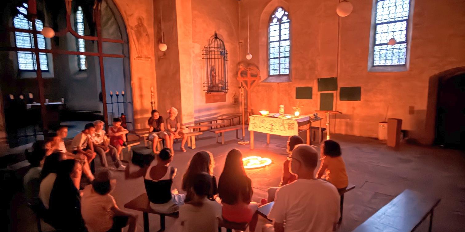 Kinderfreizeit Abendimpuls in der Kirche (c) Tobias Petry Kinderfreizeit Abendimpuls in der Kirche