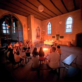 Kinderfreizeit Abendimpuls in der Kirche (c) Hermann Schmitt Kinderfreizeit Abendimpuls in der Kirche