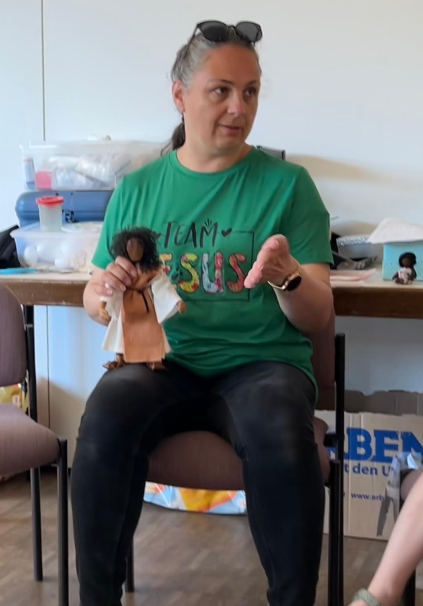 Kursleiterin Katrin Hoffmann erläutert die richtige Handhabung der Erzählfiguren_tp
