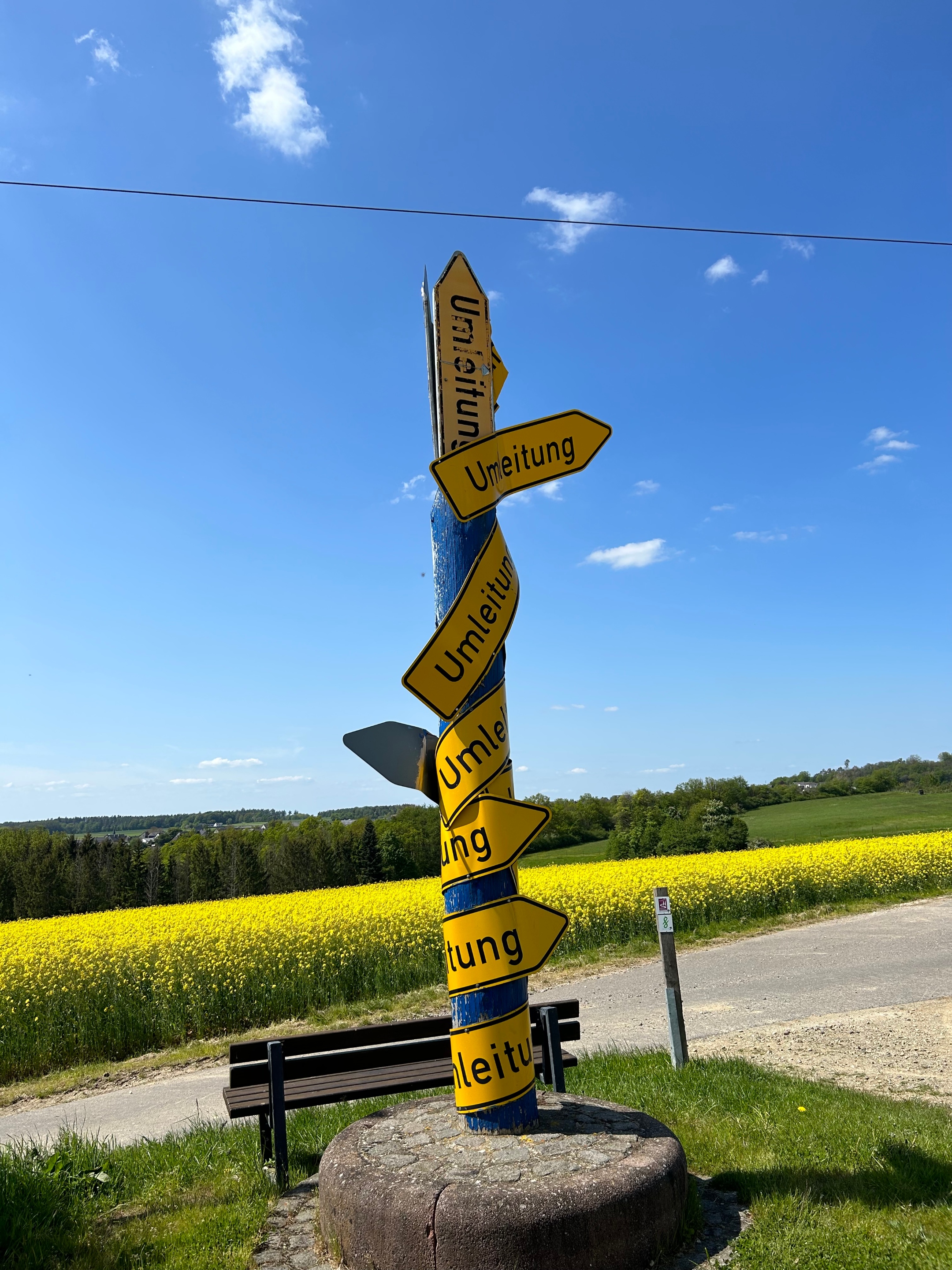 Das Kunstobjekt Um-Leitung des Künstlers Hermann-Josef Wilhelm aus Schwall lädt auf dem Geh-Denke-Weg zum Verweilen ein.