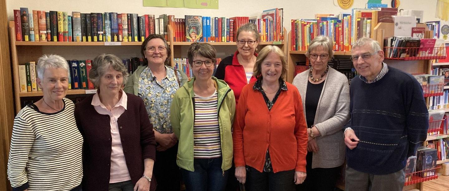 Treffen des Büchereirings am 12.05.2023 in der KÖB Perscheid. v.l.n.r.: Bärbel Ebert, Oberwesel; Helga Becker, Bacharach; Sabine Wieprecht, Bad Salzig; Elke Nick, Bad Salzig; Angelika Lansen, Niederburg; Bacharach; Christel Schaefer-Beitz, Perscheid; Franz Müller, Urbar. Es fehlen: Alexandra Bock, Bad Salzig; Halsenbach