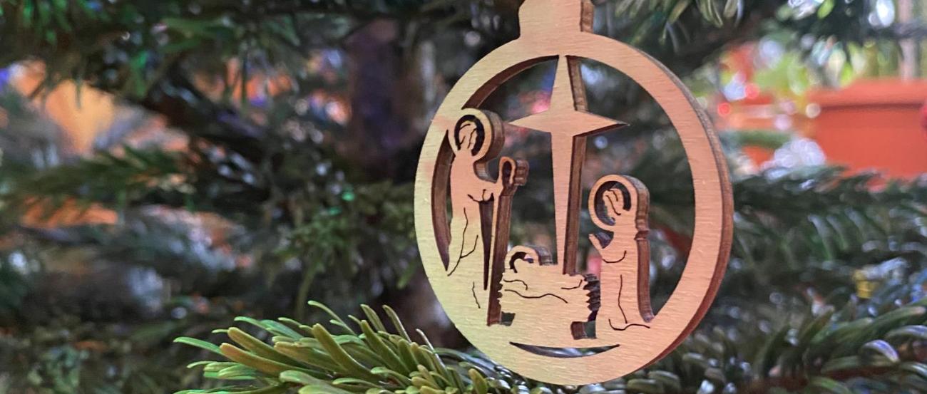 Weihnachtskrippe im Tannenbaum