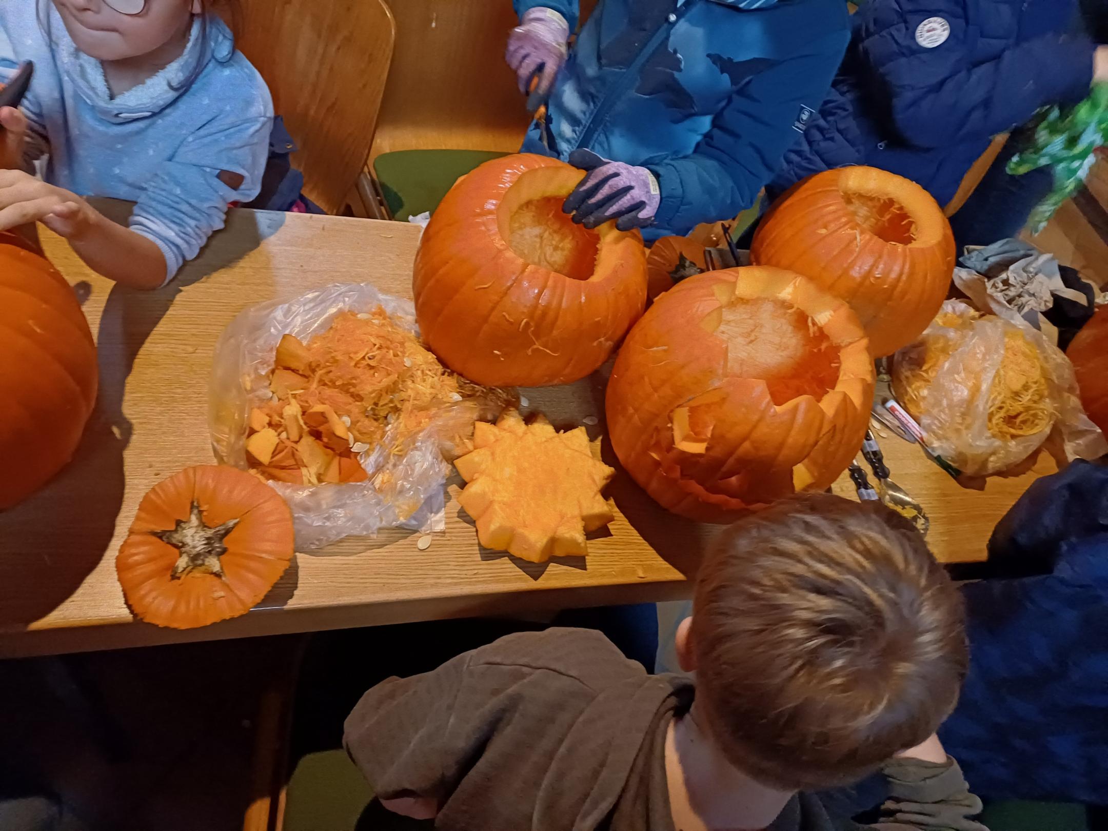 Die Kinder fleißig bei der Arbeit