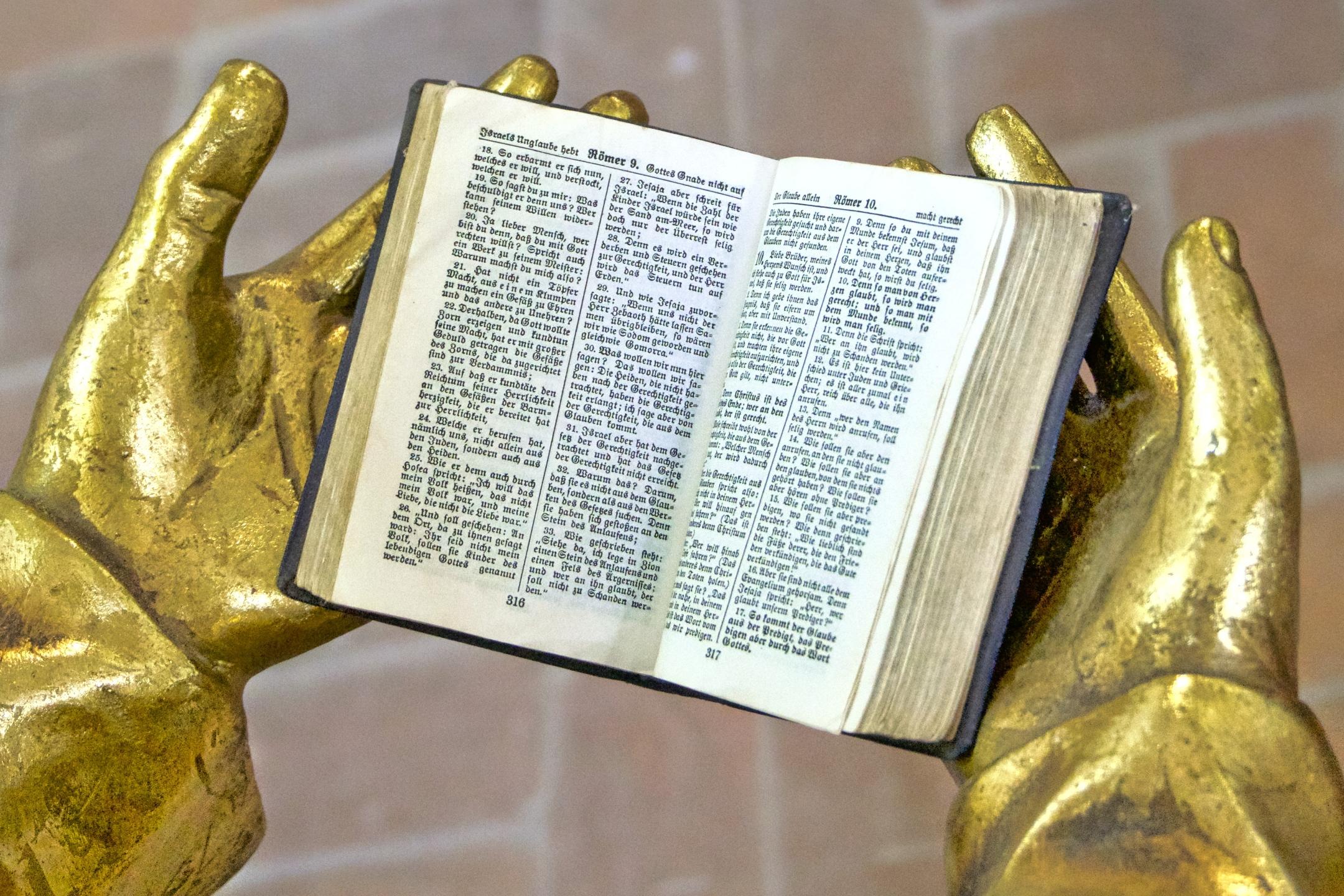 bibel_in_engelhanden_by_klaus_kegebein_pfarrbriefservice (1)