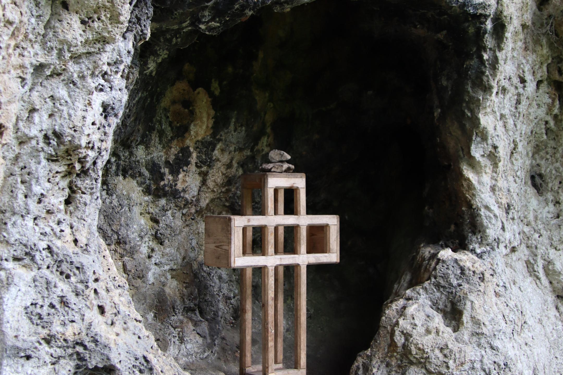 kreuz-in-felsnische_by_Andreas_Kochs_pfarrbriefservice