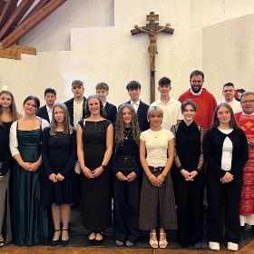 (c) Julia Fröder/Bistum Trier Gruppenfoto der Firmlinge zusammen mit dem Firmspender draußen vor der Kirche