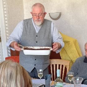 Dieses Mal hat Hermann-Josef Ludwig auch einen Nachtisch vorbereitet. (c) Julia Fröder Dieses Mal hat Hermann-Josef Ludwig auch einen Nachtisch vorbereitet.