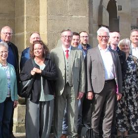 Die neuen Leitenden Kantoren, mit Bischof Ackermann, Generalvikar Tim Sturm (zweiter von rechts), Bereichsleiterin Mechthild Schabo (dritte von links), Abteilungsleiter Ulrich Stinner (fünfter von links) und Thomas Sorger, Referent für Kirchenmusik (ganz rechts) (c) Bistum Trier/Stefan Schneider Die neuen Leitenden Kantoren, mit Bischof Ackermann, Generalvikar Tim Sturm (zweiter von rechts), Bereichsleiterin Mechthild Schabo (dritte von links), Abteilungsleiter Ulrich Stinner (fünfter von links) und Thomas Sorger, Referent für Kirchenmusik (ganz rechts)