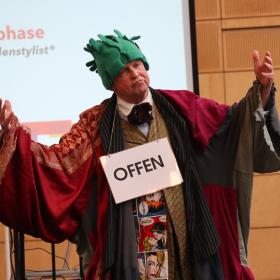 Ein Mann mit bunter ausgefallener Kleidung.